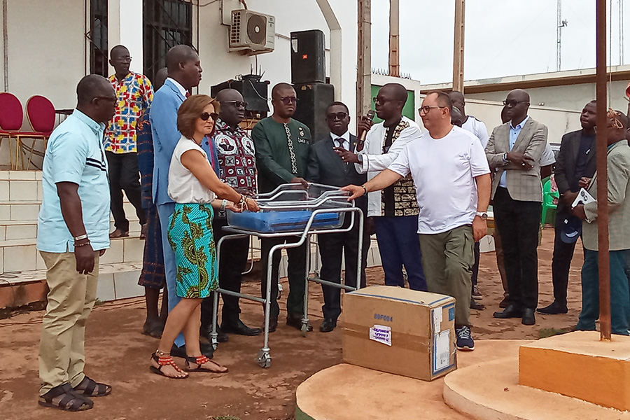 Entrega de material sanitario a hospitales de Bongouanou y Daukro